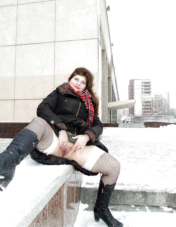 Русская женщина показывает пизду под курткой зимой 6 фото