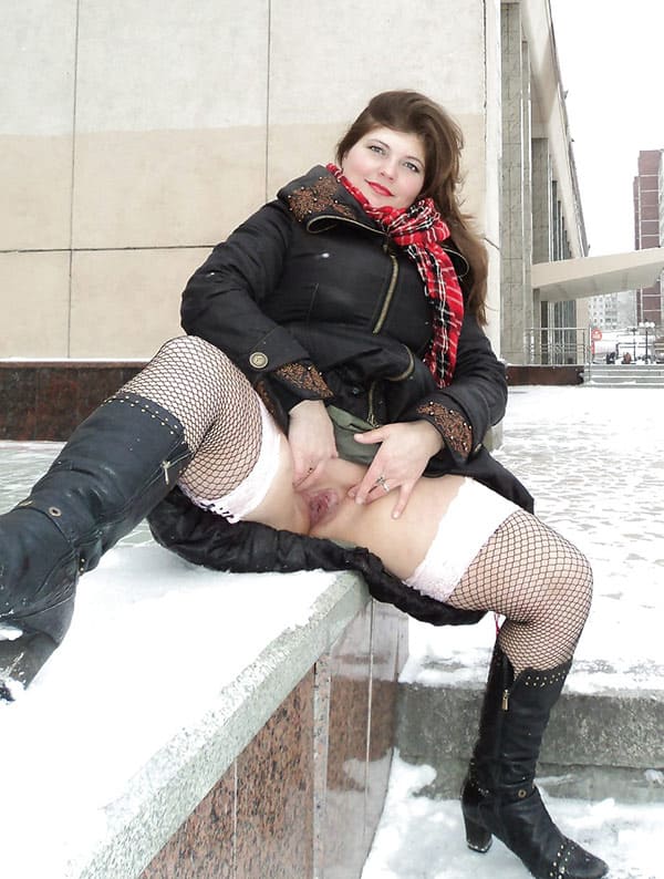 Русская женщина показывает пизду под курткой зимой 7 фото