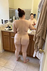 Толстые женщины перед зеркалом