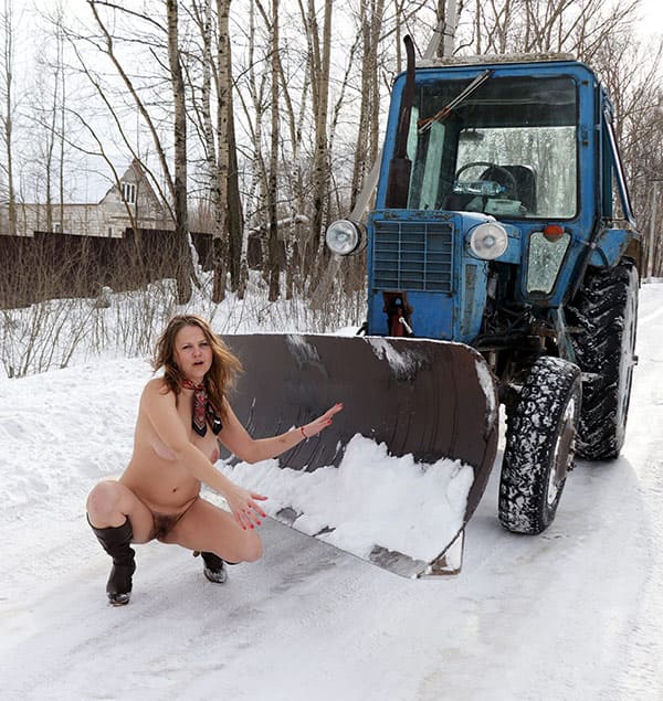 Голая женщина помогает трактористу чистить снег 18 фото