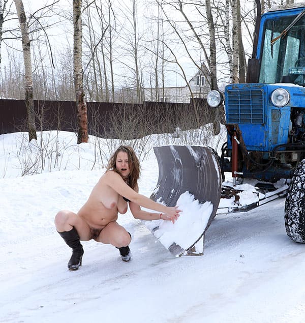 Голая женщина помогает трактористу чистить снег 20 фото