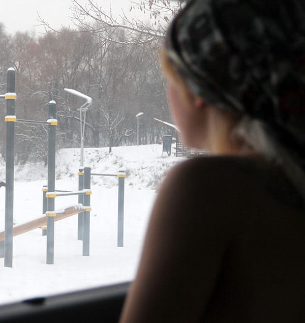 Русская девушка дрочит в микроавтобусе зимой 33 фото