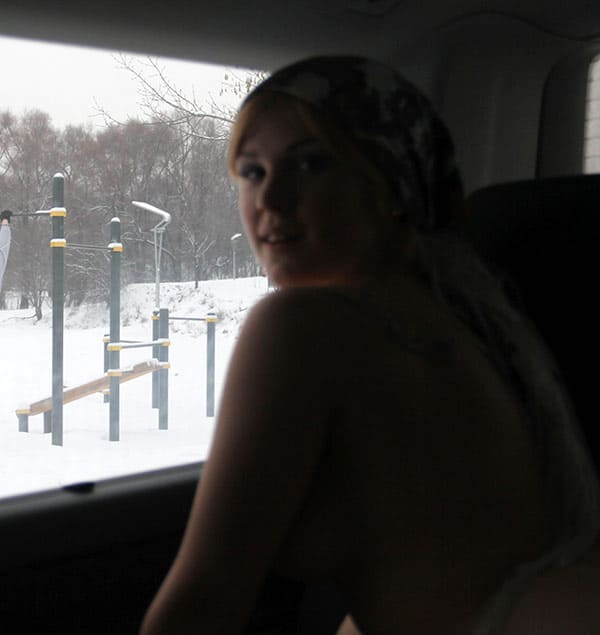 Русская девушка дрочит в микроавтобусе зимой 34 фото