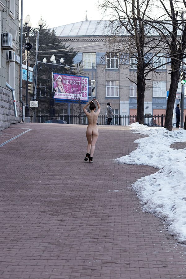 Голая девушка вышла на улицу 1 января 11 фото