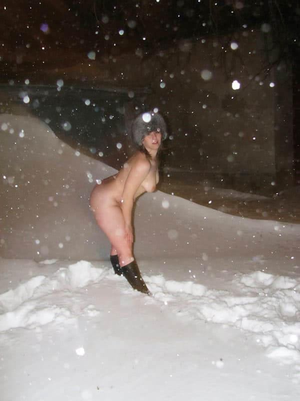 Голая жена в меховой шапке под снегопадом 16 фото