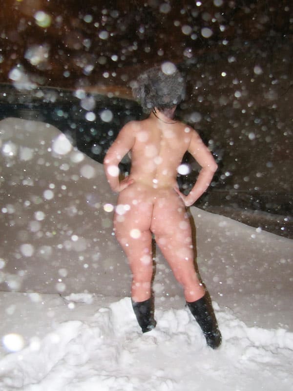 Голая жена в меховой шапке под снегопадом 18 фото