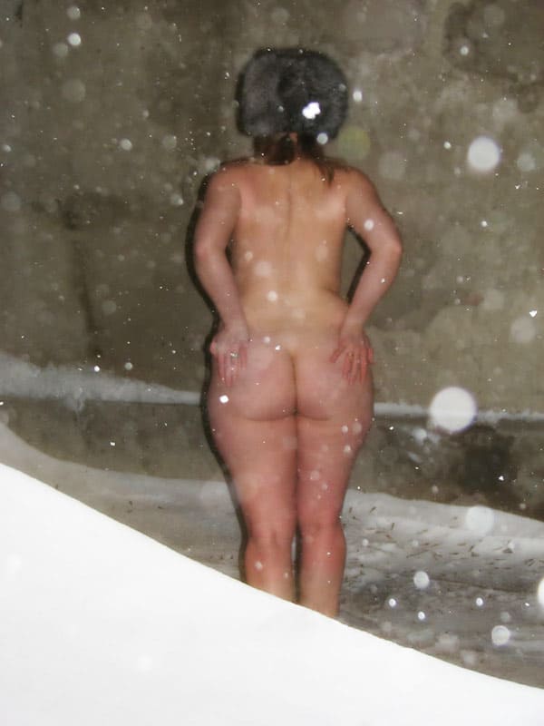 Голая жена в меховой шапке под снегопадом 2 фото