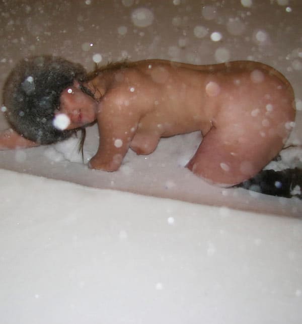 Голая жена в меховой шапке под снегопадом 21 фото