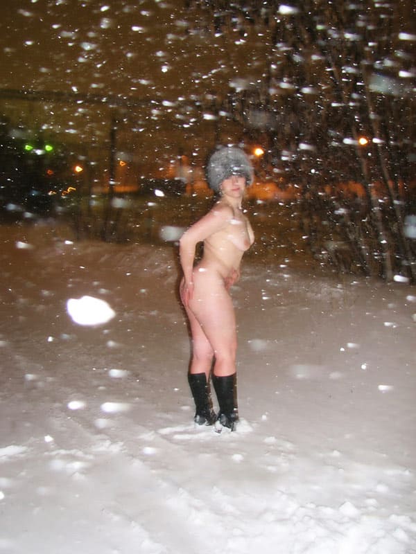 Голая жена в меховой шапке под снегопадом 6 фото