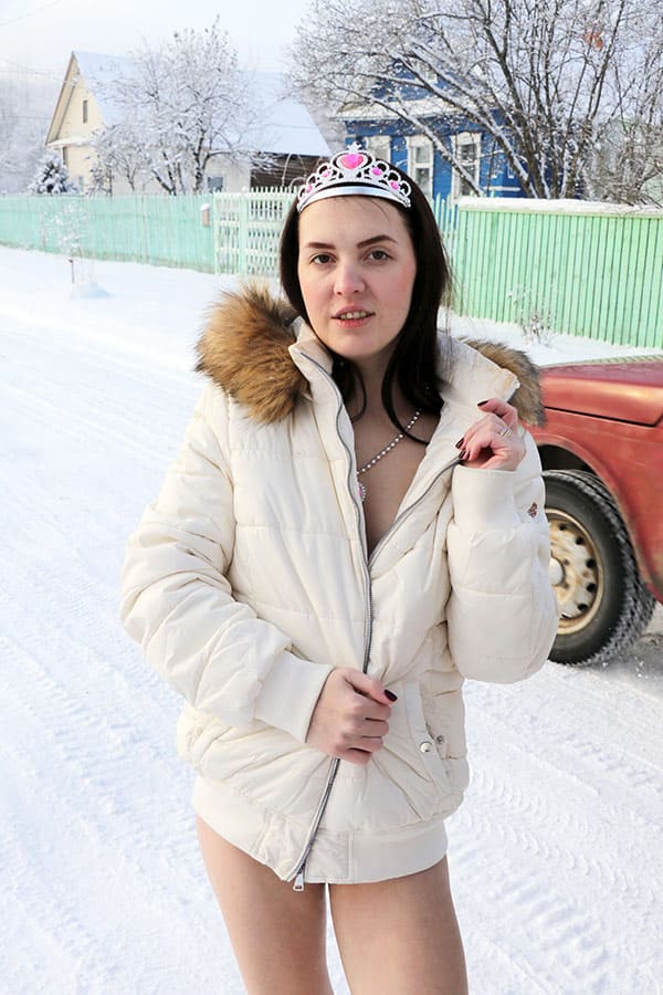 Голая принцесса гуляет по зимнему селу 13 фото