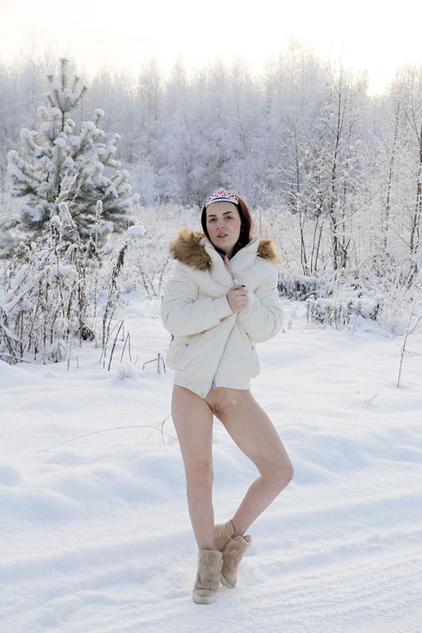 Голая принцесса гуляет по зимнему селу 8 фото