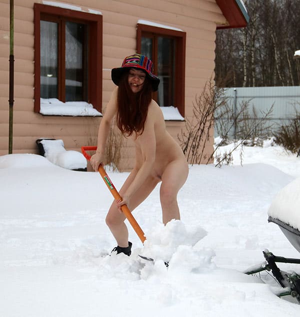 Голая жена чистит снег на даче 17 фото