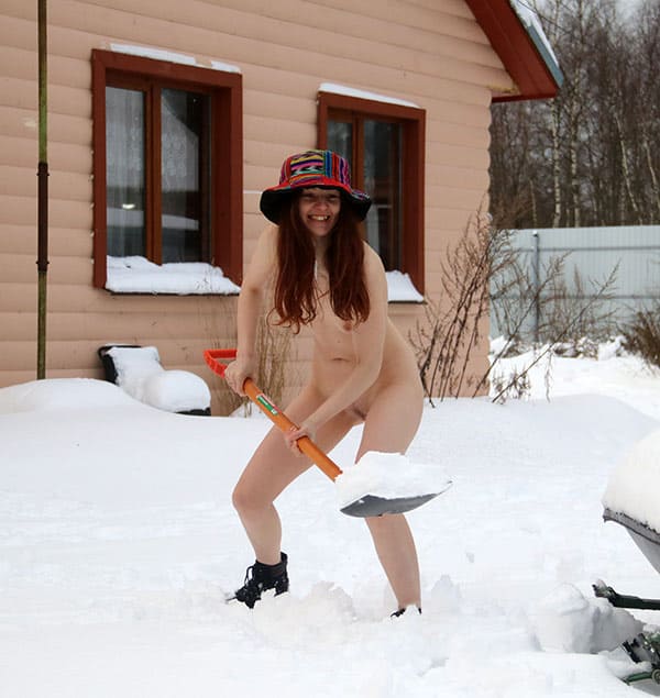 Голая жена чистит снег на даче 22 фото