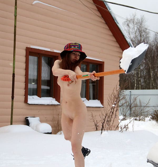Голая жена чистит снег на даче 25 фото