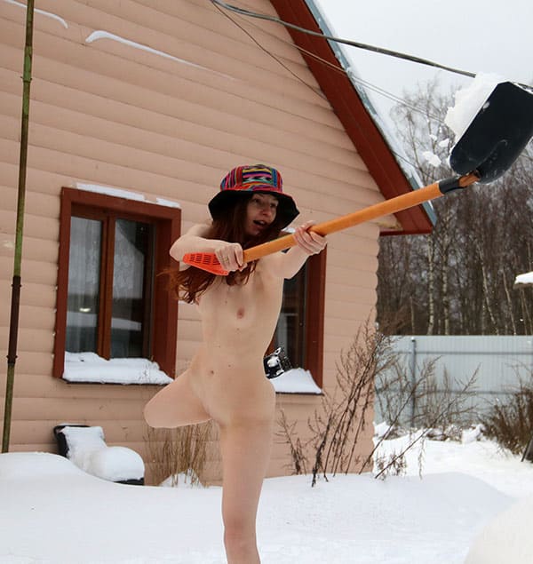 Голая жена чистит снег на даче 26 фото