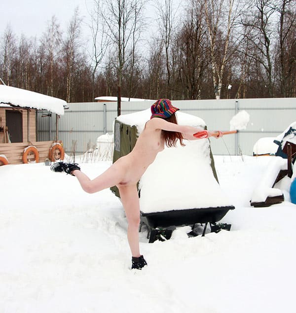 Голая жена чистит снег на даче 27 фото