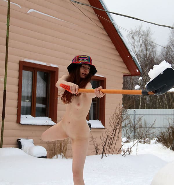 Голая жена чистит снег на даче 28 фото