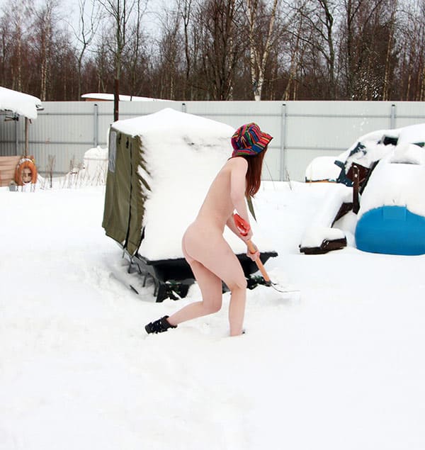 Голая жена чистит снег на даче 34 фото