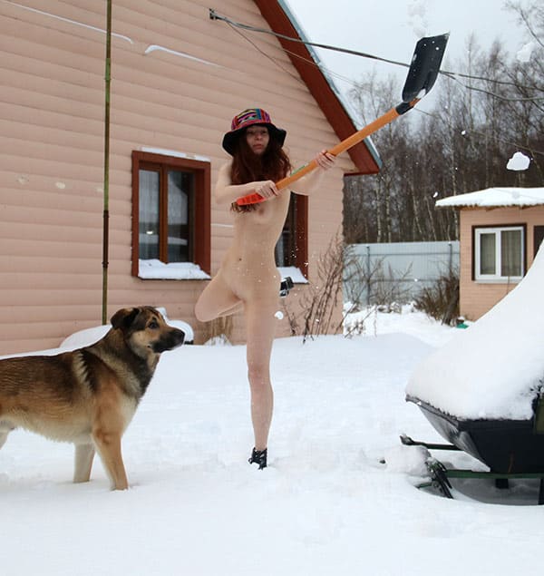 Голая жена чистит снег на даче 46 фото