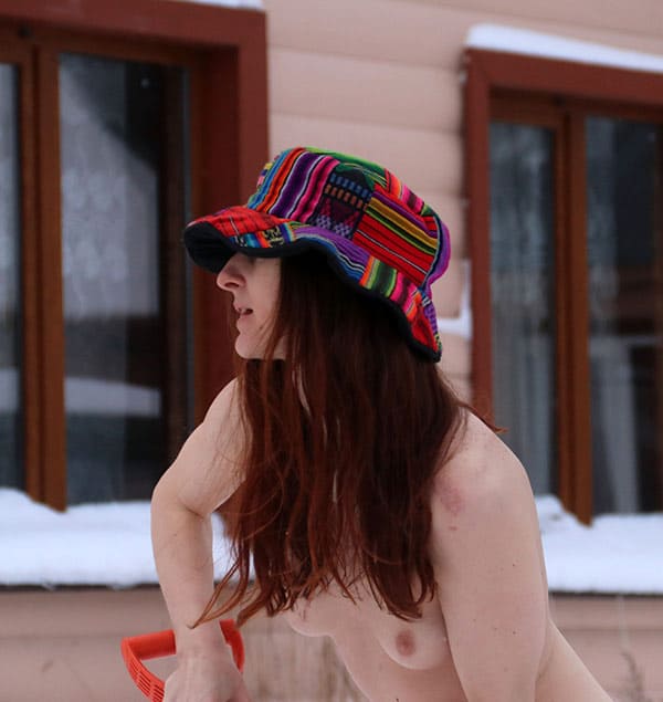 Голая жена чистит снег на даче 50 фото