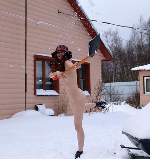 Голая жена чистит снег на даче 55 фото