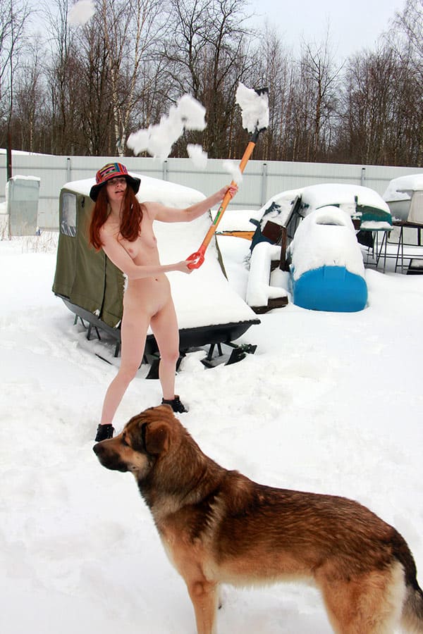 Голая жена чистит снег на даче 74 фото