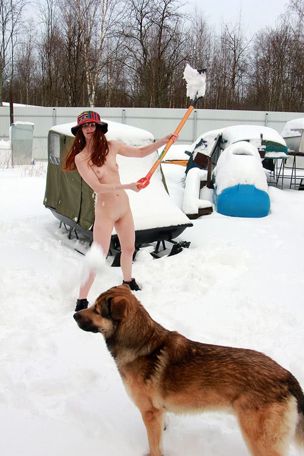 Голая жена чистит снег на даче 75 фото