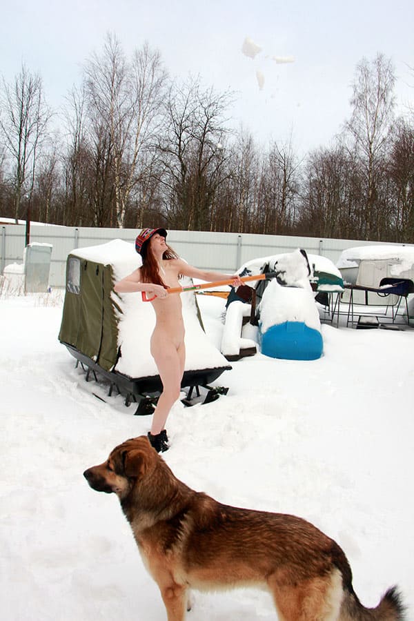 Голая жена чистит снег на даче 82 фото