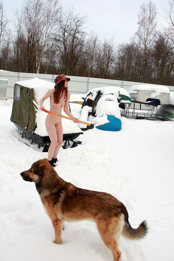 Голая жена чистит снег на даче 85 фото