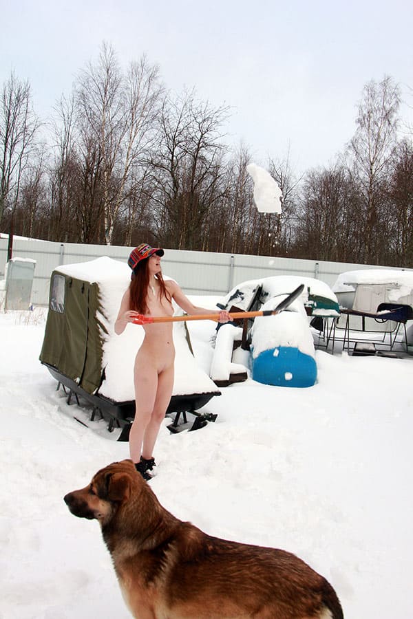 Голая жена чистит снег на даче 87 фото