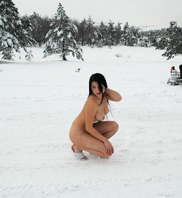 Голая украинка катается на снегоходе 28 фото
