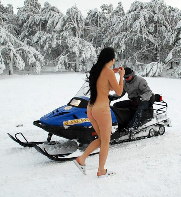 Голая украинка катается на снегоходе 44 фото