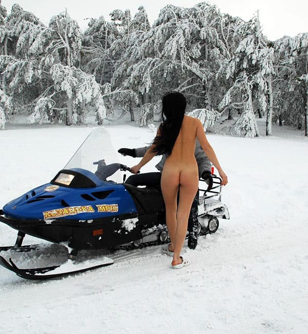 Голая украинка катается на снегоходе 49 фото