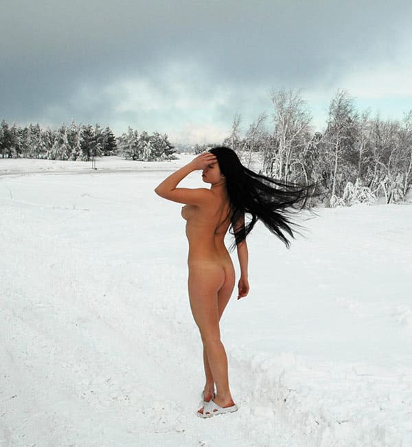 Голая украинка катается на снегоходе 5 фото