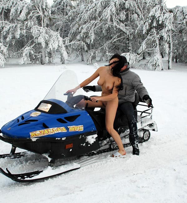 Голая украинка катается на снегоходе 57 фото