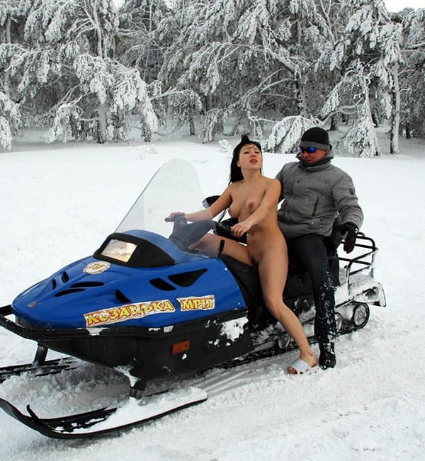 Голая украинка катается на снегоходе 58 фото