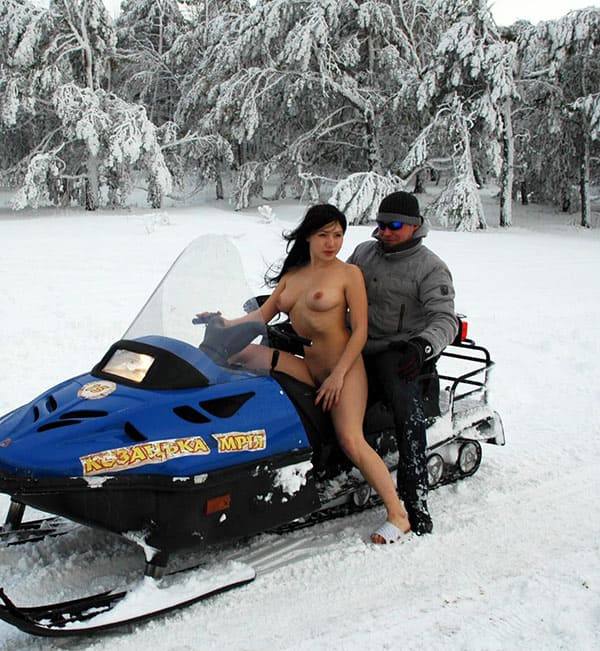 Голая украинка катается на снегоходе 59 фото