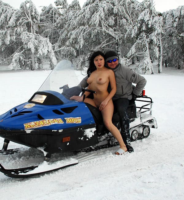 Голая украинка катается на снегоходе 62 фото