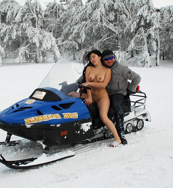 Голая украинка катается на снегоходе 63 фото