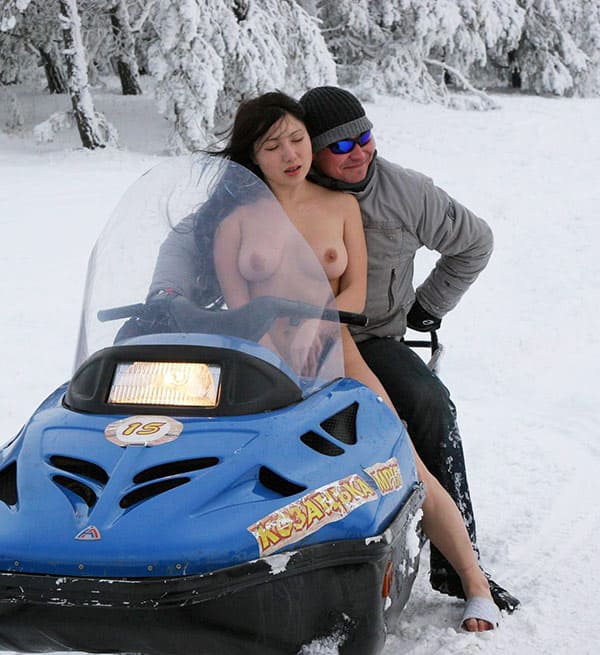 Голая украинка катается на снегоходе 64 фото