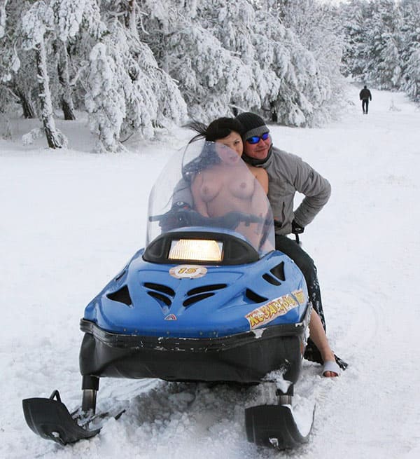 Голая украинка катается на снегоходе 70 фото