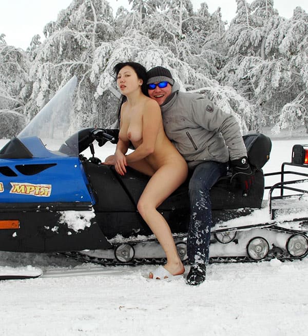 Голая украинка катается на снегоходе 79 фото