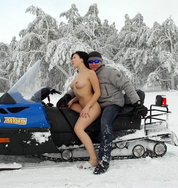 Голая украинка катается на снегоходе 84 фото