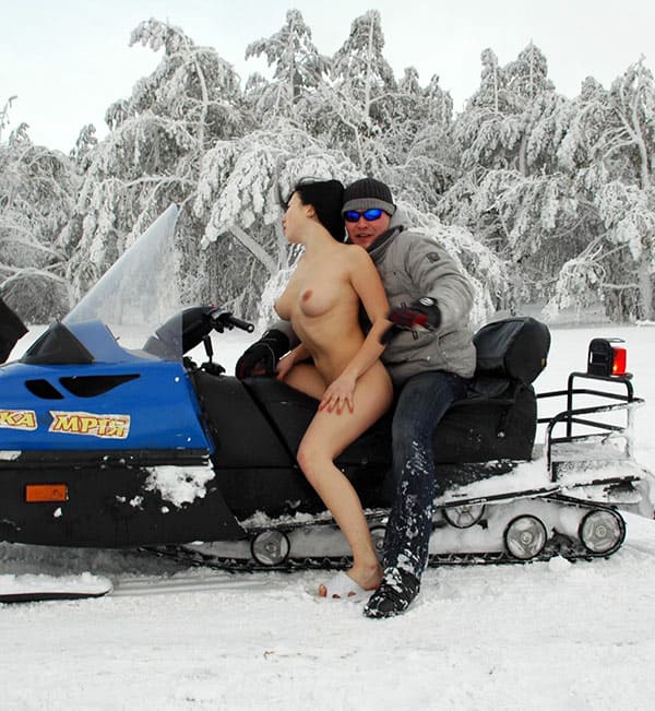 Голая украинка катается на снегоходе 85 фото