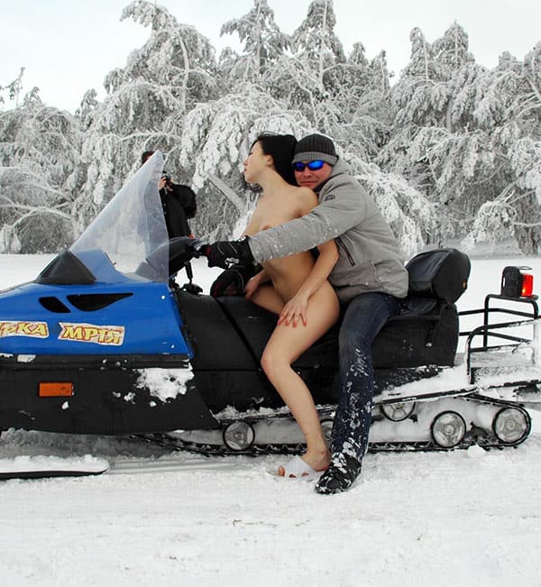 Голая украинка катается на снегоходе 86 фото