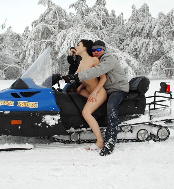 Голая украинка катается на снегоходе 87 фото