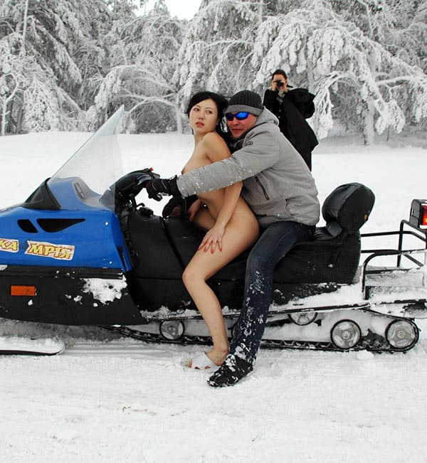 Голая украинка катается на снегоходе 89 фото
