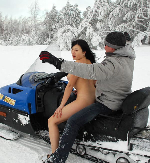 Голая украинка катается на снегоходе 95 фото