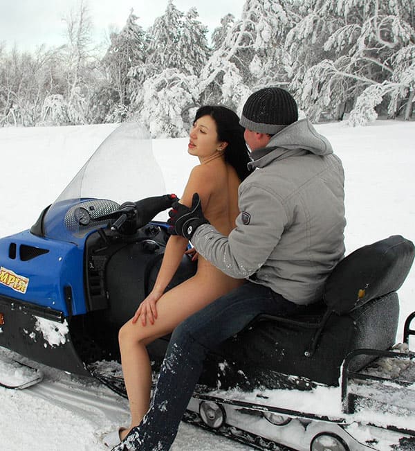 Голая украинка катается на снегоходе 96 фото