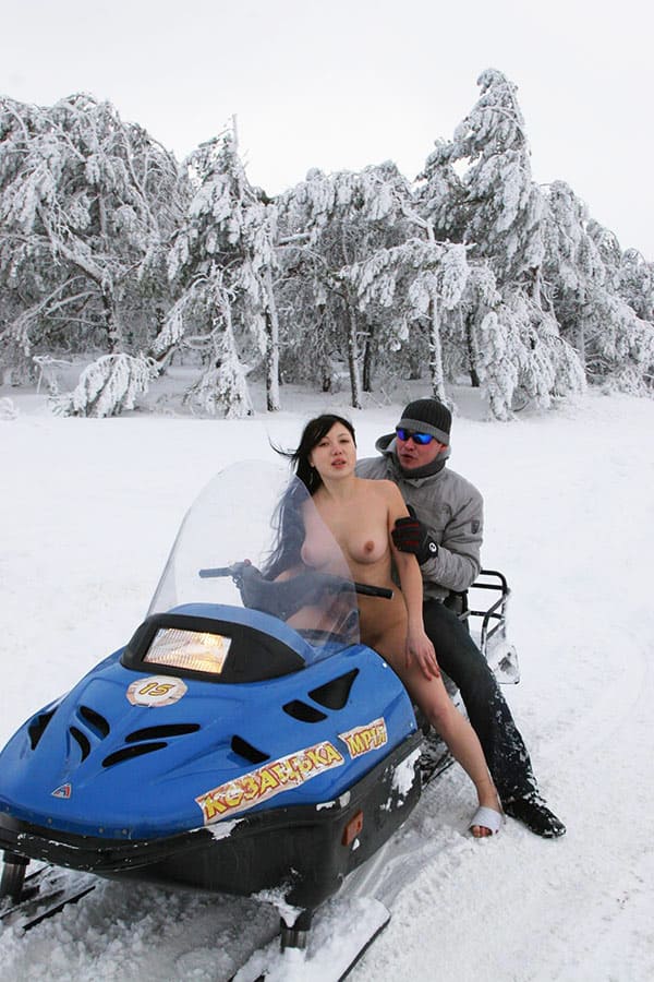 Голая украинка катается на снегоходе 97 фото